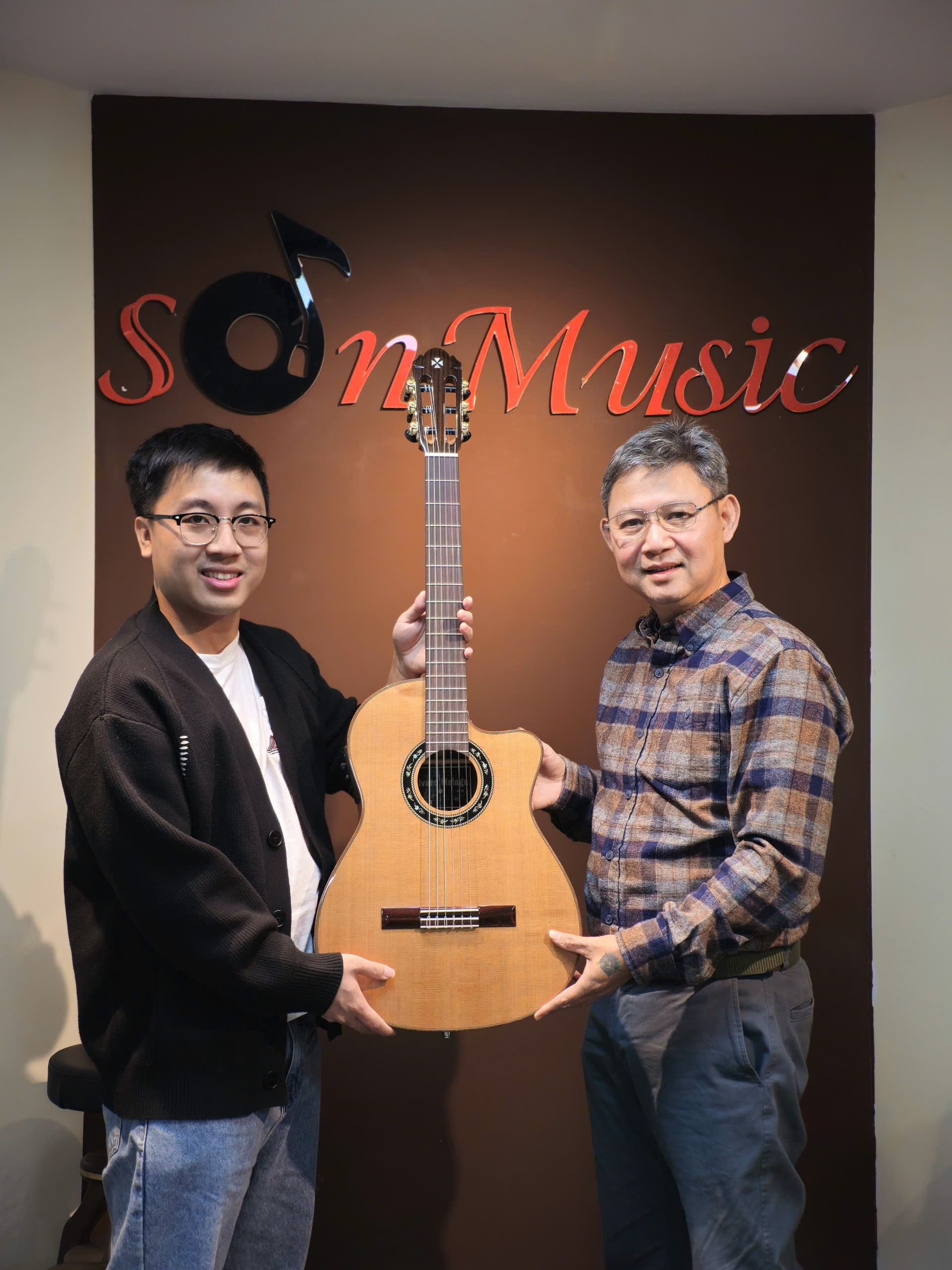 Một nhân vật có tiếng trong giới guitar tại Việt Nam sở hữu đàn guitar Cadenza tại Sơn Music
