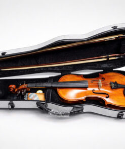 Đàn violin Full size cao cấp với lớp sơn bóng vân gỗ đẹp, âm thanh ấm và vang. Sản phẩm đi kèm hộp Case cứng màu xám sang trọng, bảo vệ đàn tối ưu khi di chuyển. Phù hợp cho người mới học đến biểu diễn chuyên nghiệp
