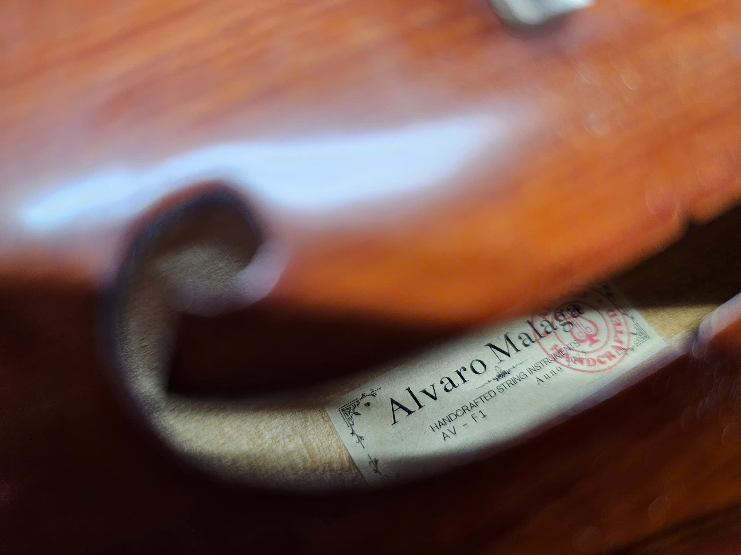 Đàn violin Full size cao cấp với lớp sơn bóng vân gỗ đẹp, âm thanh ấm và vang. Sản phẩm đi kèm hộp Case cứng màu xám sang trọng, bảo vệ đàn tối ưu khi di chuyển. Phù hợp cho người mới học đến biểu diễn chuyên nghiệp